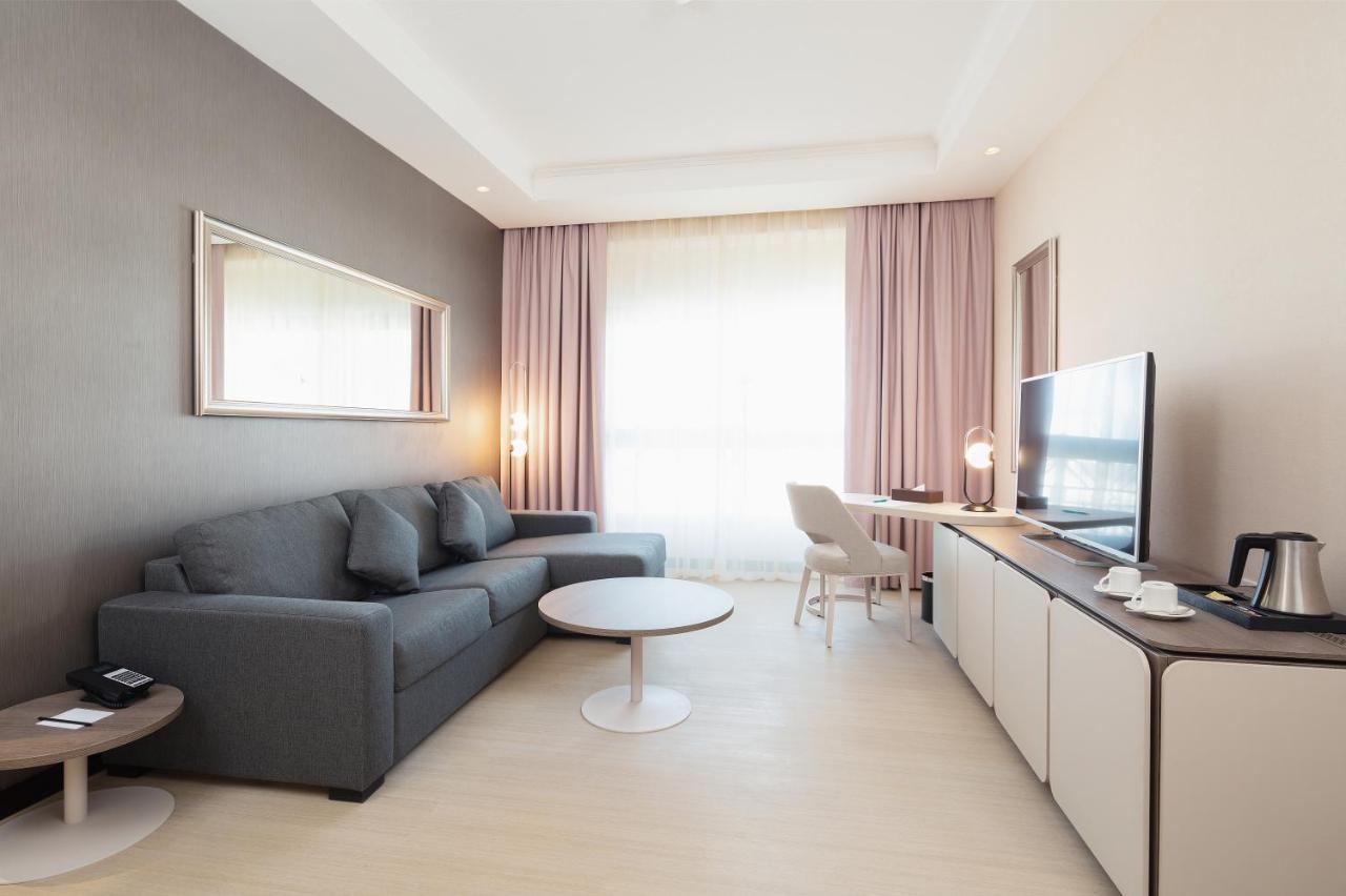 ホテル オクシデンタル アル ジャダフ ドバイ エクステリア 写真 A room at the hotel