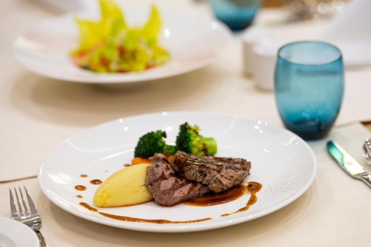 ホテル オクシデンタル アル ジャダフ ドバイ エクステリア 写真 A plate of food